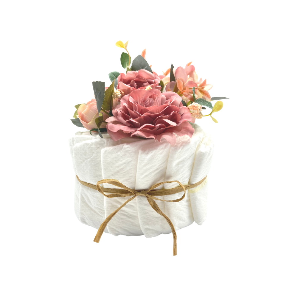 tarta de pañales con arreglo floral de color rosa