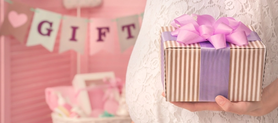 Mujer embarazada sosteniendo un regalo