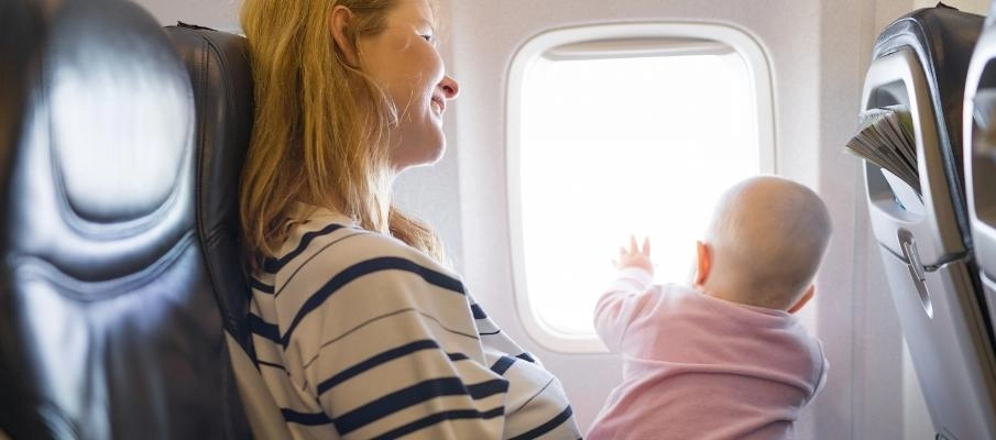 Madre con bebe en una silla de avión