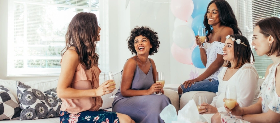 Madres reunidas en un Baby Shower