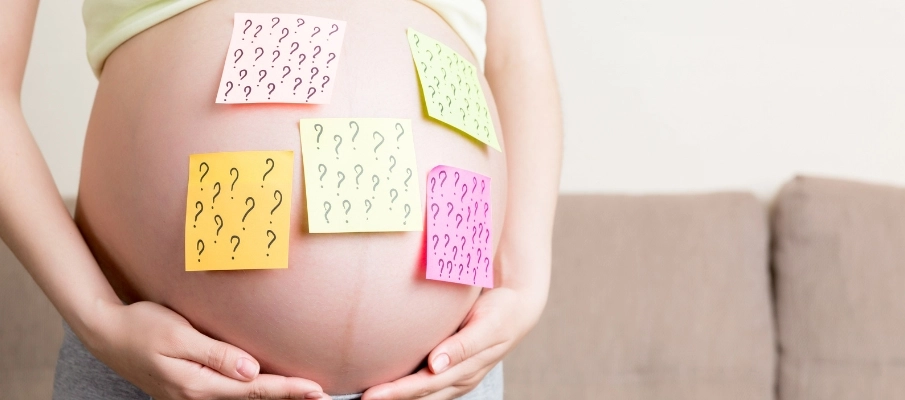 Mujer embarazada con post-it pegados a la panza